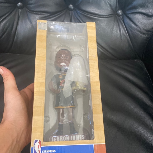 LeBron James Bobblehead CHAMPIONSHIP Cleveland cavaliers With Trophy 2016 nba - Picture 6 of 8